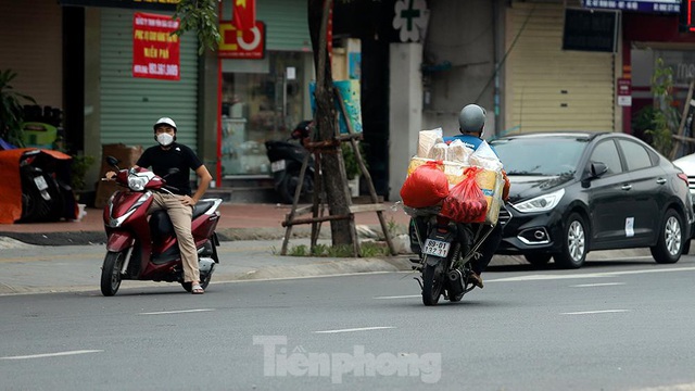 Xe máy nườm nượp đi ngược chiều né chốt kiểm soát khu vực ra vào vùng đỏ của Hà Nội - Ảnh 7. Xe máy nườm nượp đi ngược chiều né chốt kiểm soát khu vực ra vào vùng đỏ của Hà Nội - Ảnh 7.