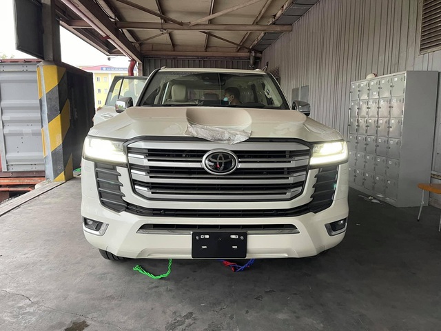 Chật vật lùi Toyota Land Cruiser ra khỏi container, tài xế vào xe bằng cách nào khi không mở được cửa? - Ảnh 4.