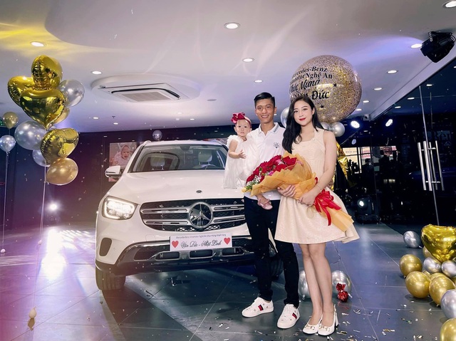 Vừa xin nghỉ về thăm vợ con, tiền vệ 1996 Phan Văn Đức sắm liền Mercedes-Benz GLC giá hơn 2 tỷ, CĐM gán danh hiệu người chồng quốc dân - Ảnh 1.