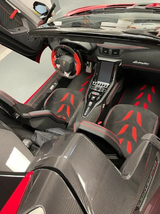 Lamborghini Centenario Roadster được rao bán hơn 100 tỷ đồng - Ảnh 10.