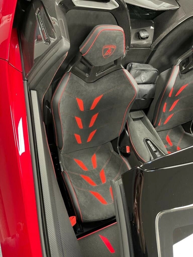 Lamborghini Centenario Roadster được rao bán hơn 100 tỷ đồng - Ảnh 9.