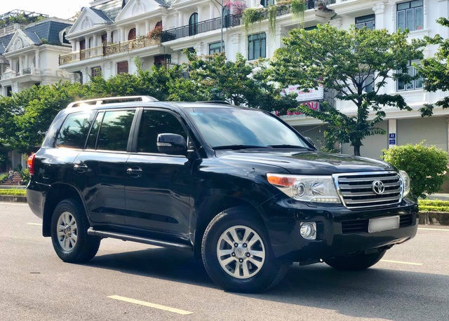 Sau 120.000km, Toyota Land Cruiser bán lại vẫn đắt hơn Mercedes-Benz GLC 300 đập hộp - Ảnh 1.