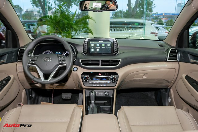 Hyundai Tucson giảm giá gần 100 triệu đồng tại đại lý: Giá thấp nhất từ trước tới nay, động thái dọn kho đón phiên bản mới - Ảnh 3. Hyundai Tucson giảm giá gần 100 triệu đồng tại đại lý: Giá thấp nhất từ trước tới nay, động thái dọn kho đón phiên bản mới - Ảnh 3.