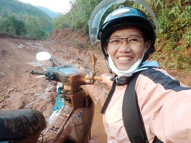Cô giáo bản cao đi dạy 12 năm thay 3 chiếc xe máy, vẫn cười tươi khi được tắm bùn và hành trình gieo chữ lên non - Ảnh 2.