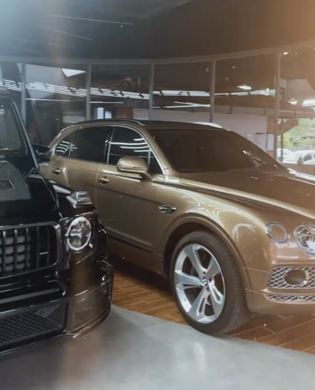 Showroom tại Sài Gòn khoe dàn xe hàng trăm tỷ đồng xếp chật kín trong mùa dịch: Có siêu xe nhưng Mercedes-AMG G 63 mới gây chú ý bởi số lượng khủng - Ảnh 4. Showroom tại Sài Gòn khoe dàn xe hàng trăm tỷ đồng xếp chật kín trong mùa dịch: Có siêu xe nhưng Mercedes-AMG G 63 mới gây chú ý bởi số lượng khủng - Ảnh 4.
