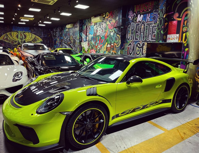 Showroom tại Sài Gòn khoe dàn xe hàng trăm tỷ đồng xếp chật kín trong mùa dịch: Có siêu xe nhưng Mercedes-AMG G 63 mới gây chú ý bởi số lượng khủng - Ảnh 5. Showroom tại Sài Gòn khoe dàn xe hàng trăm tỷ đồng xếp chật kín trong mùa dịch: Có siêu xe nhưng Mercedes-AMG G 63 mới gây chú ý bởi số lượng khủng - Ảnh 5.