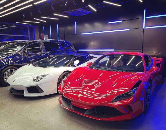 Showroom tại Sài Gòn khoe dàn xe hàng trăm tỷ đồng xếp chật kín trong mùa dịch: Có siêu xe nhưng Mercedes-AMG G 63 mới gây chú ý bởi số lượng khủng - Ảnh 3. Showroom tại Sài Gòn khoe dàn xe hàng trăm tỷ đồng xếp chật kín trong mùa dịch: Có siêu xe nhưng Mercedes-AMG G 63 mới gây chú ý bởi số lượng khủng - Ảnh 3.