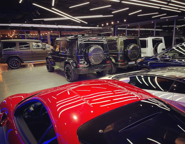 Showroom tại Sài Gòn khoe dàn xe hàng trăm tỷ đồng xếp chật kín trong mùa dịch: Có siêu xe nhưng Mercedes-AMG G 63 mới gây chú ý bởi số lượng khủng - Ảnh 2. Showroom tại Sài Gòn khoe dàn xe hàng trăm tỷ đồng xếp chật kín trong mùa dịch: Có siêu xe nhưng Mercedes-AMG G 63 mới gây chú ý bởi số lượng khủng - Ảnh 2.