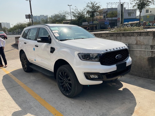 Ford Everest 2021 giảm kỷ lục 110 triệu đồng tại đại lý - Quyết đấu Toyota Fortuner và Hyundai Santa Fe - Ảnh 2. Ford Everest 2021 giảm kỷ lục 110 triệu đồng tại đại lý - Quyết đấu Toyota Fortuner và Hyundai Santa Fe - Ảnh 2.