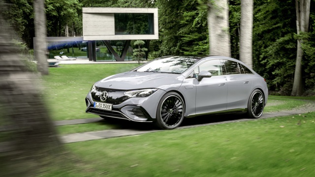 Mercedes-Benz EQE ra mắt: Tiểu EQS đẹp lấn át người anh em E-Class