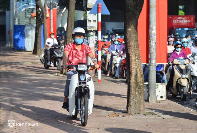 Ùn tắc tại chốt kiểm soát vùng đỏ ngày đầu đợt giãn cách lần thứ 4 tại Hà Nội - Ảnh 12. Ùn tắc tại chốt kiểm soát vùng đỏ ngày đầu đợt giãn cách lần thứ 4 tại Hà Nội - Ảnh 12.