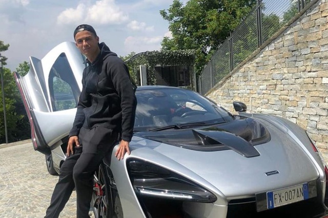 Chưa mang dàn siêu xe qua Anh, Ronaldo cầm lái Lamborghini Urus trong ngày đầu tiên đến sân tập của MU - Ảnh 3. Chưa mang dàn siêu xe qua Anh, Ronaldo cầm lái Lamborghini Urus trong ngày đầu tiên đến sân tập của MU - Ảnh 3.
