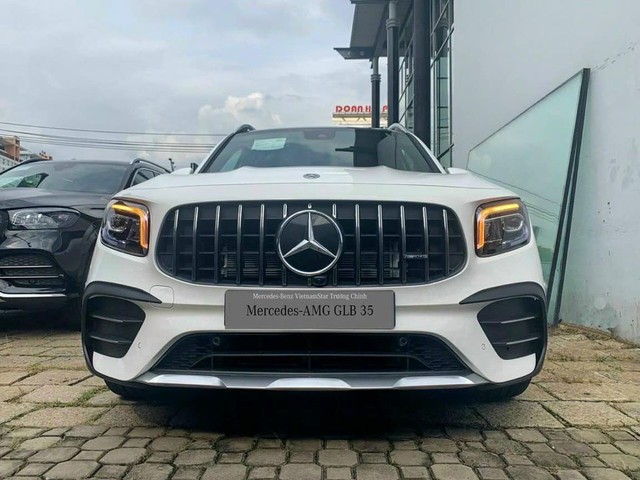 Mercedes-AMG GLB 35 ồ ạt về đại lý: SUV 7 chỗ mạnh nhất Việt Nam cho dân chơi mê tốc độ, giá đắt hơn GLC 300 - Ảnh 3. Mercedes-AMG GLB 35 ồ ạt về đại lý: SUV 7 chỗ mạnh nhất Việt Nam cho dân chơi mê tốc độ, giá đắt hơn GLC 300 - Ảnh 3.