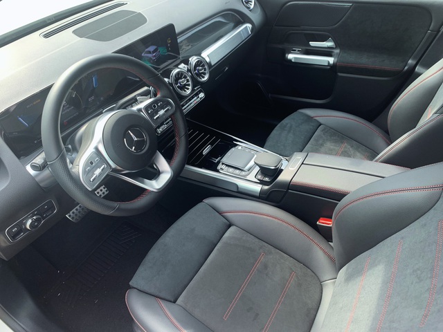 Mercedes-AMG GLB 35 ồ ạt về đại lý: SUV 7 chỗ mạnh nhất Việt Nam cho dân chơi mê tốc độ, giá đắt hơn GLC 300 - Ảnh 9. Mercedes-AMG GLB 35 ồ ạt về đại lý: SUV 7 chỗ mạnh nhất Việt Nam cho dân chơi mê tốc độ, giá đắt hơn GLC 300 - Ảnh 9.