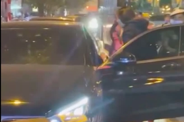 Chặn đầu xe Mercedes trên phố Hà Nội, người phụ nữ quát lớn: 