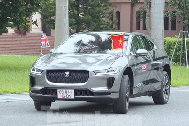 Chiếc xe chạy hoàn toàn bằng điện Jaguar I-PACE đầu tiên tại Việt Nam mang biển số ngoại giao đưa Bộ trưởng Robert Ben Lobban Wallace tới Bộ Quốc phòng Việt Nam hội đàm với Đại tướng Phan Văn Giang. Ảnh: Nguyễn Minh