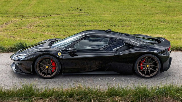 Đại gia lan đột biến chi hàng trăm triệu đồng lên đồ hiệu cho Ferrari SF90 Stradale - Ảnh 2.