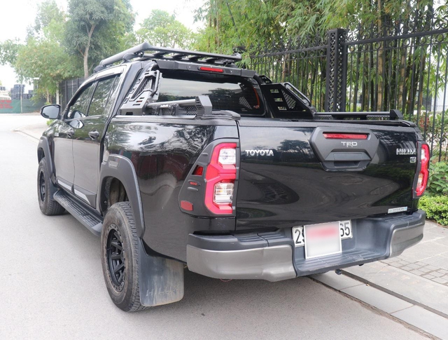 Chủ xe Toyota Hilux chi gần 100 triệu độ theo phong cách Lexus cực lạ mắt - Ảnh 3. Chủ xe Toyota Hilux chi gần 100 triệu độ theo phong cách Lexus cực lạ mắt - Ảnh 3.