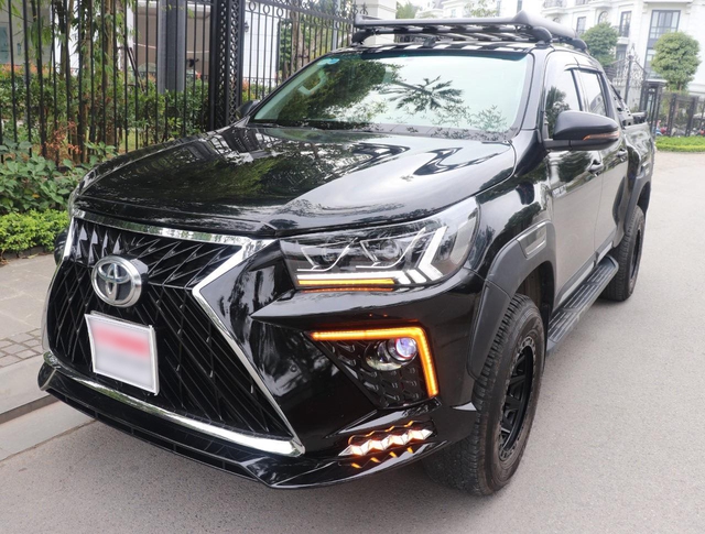 Chủ xe Toyota Hilux chi gần 100 triệu độ theo phong cách Lexus cực lạ mắt - Ảnh 1. Chủ xe Toyota Hilux chi gần 100 triệu độ theo phong cách Lexus cực lạ mắt - Ảnh 1.