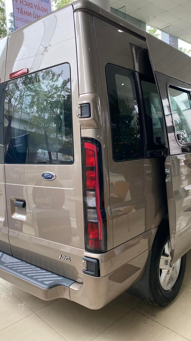 Ford Transit 2022 bắt đầu về đại lý: Không quá nổi bật nhưng vẫn đủ sức cạnh tranh Hyundai Solati, Toyota Hiace - Ảnh 3.