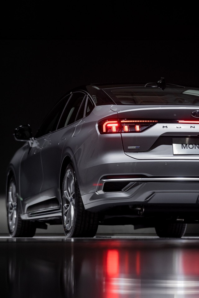 Ra mắt Ford Mondeo 2022 - Màn lột xác ngoạn mục của mẫu sedan từng ế ẩm tại Việt Nam và lép vế trước Toyota Camry - Ảnh 6.