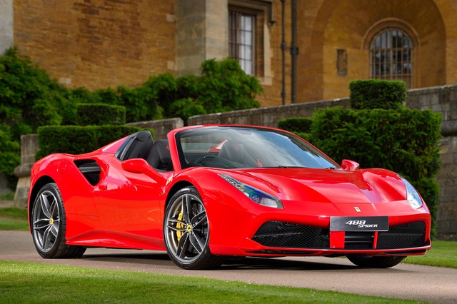 Chồng mua xe Ferrari mới cóng gần 8 tỉ chở vợ, mới đi được 3 km đã biến thành quả cầu lửa - Ảnh 1.