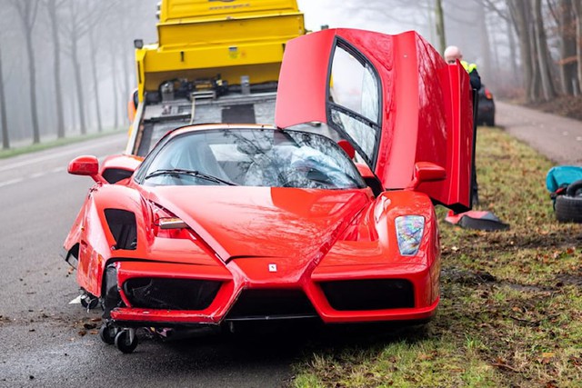 Ferrari Enzo giá hơn 3,5 triệu USD hóa sắt vụn vì đưa một đại gia lái thử - Ảnh 2.