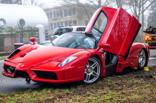 Ferrari Enzo giá hơn 3,5 triệu USD hóa sắt vụn vì đưa một đại gia lái thử - Ảnh 3.