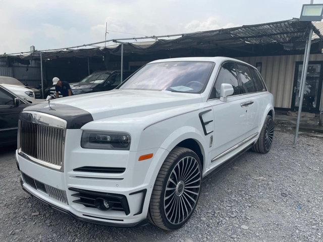 Khui công Rolls-Royce Cullinan Mansory đầu tiên Việt Nam - Hàng độc vừa kịp cập bến cho đại gia chơi Tết - Ảnh 1.