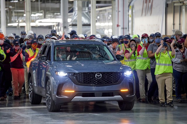 Mazda CX-50 chính thức được đưa vào lắp ráp, sẵn sàng đấu Toyota RAV4, Hyundai Tucson - Ảnh 1.