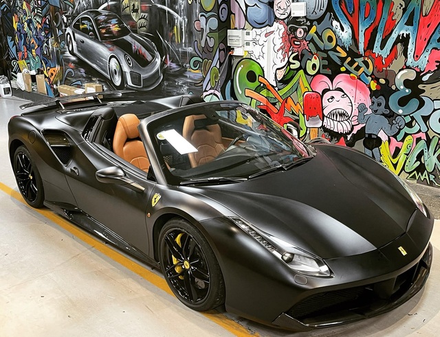 Chưa đủ thoả mãn với Lamborghini Aventador SVJ, ông chủ chuỗi nhà thuốc lớn nhất Việt Nam sắm thêm Ferrari 488 Spider chơi Tết - Ảnh 3.