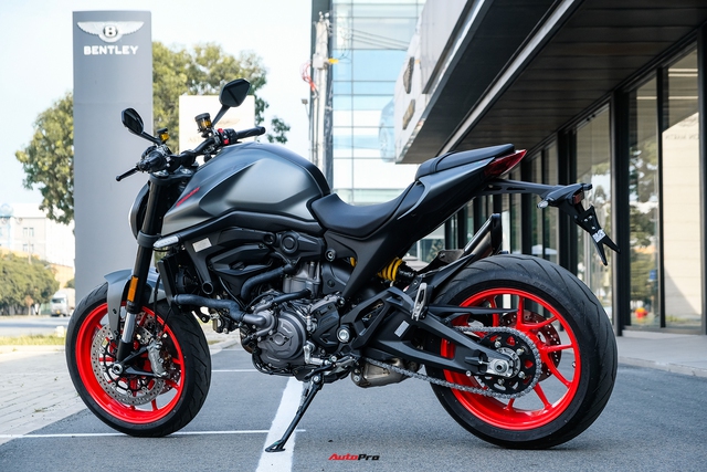 Ducati Monster 2022 đầu tiên về Việt Nam, giá từ 439 triệu đồng - Ảnh 2.