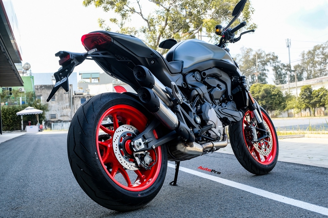 Ducati Monster 2022 đầu tiên về Việt Nam, giá từ 439 triệu đồng - Ảnh 4.