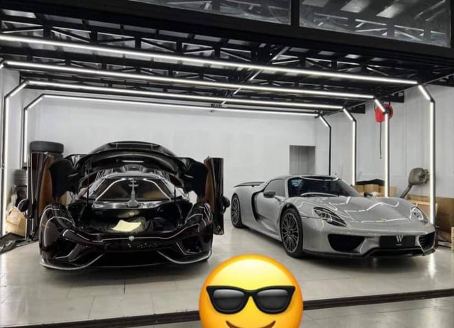 Koenigsegg Regera của Hoàng Kim Khánh lộ ảnh nét căng: Nằm cạnh siêu phẩm trăm tỷ khác, cùng chờ ngày về Việt Nam - Ảnh 5. Koenigsegg Regera của Hoàng Kim Khánh lộ ảnh nét căng: Nằm cạnh siêu phẩm trăm tỷ khác, cùng chờ ngày về Việt Nam - Ảnh 5.