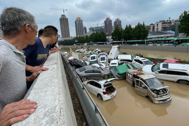 Trung Quốc mưa lớn: Ô tô như đồ chơi chới với giữa dòng nước