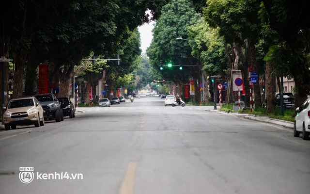 Ảnh: Hà Nội và Sài Gòn trầm lắng, bình yên khác lạ sáng mùng 1 Tết Nhâm Dần 2022 - Ảnh 1.
