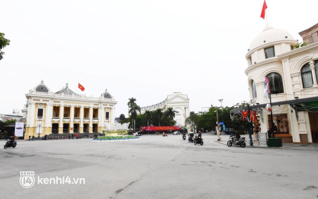 Ảnh: Hà Nội và Sài Gòn trầm lắng, bình yên khác lạ sáng mùng 1 Tết Nhâm Dần 2022 - Ảnh 3.