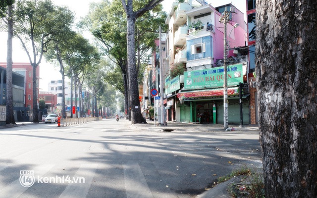 Ảnh: Hà Nội và Sài Gòn trầm lắng, bình yên khác lạ sáng mùng 1 Tết Nhâm Dần 2022 - Ảnh 23.
