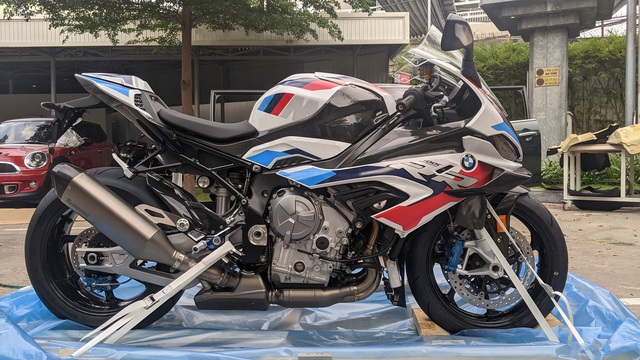 Siêu mô tô BMW M 1000 RR giá 1,6 tỷ đồng về Việt Nam: Cánh gió carbon hầm hố, lô đầu 6 chiếc đã có chủ - Ảnh 1.