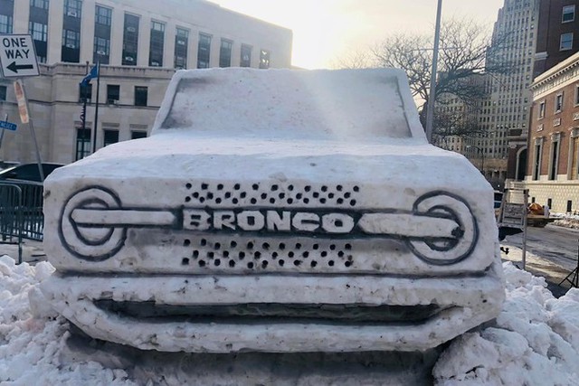 Nghệ nhân tại Mỹ điêu khắc Ford Bronco bằng tuyết - Ảnh 1.