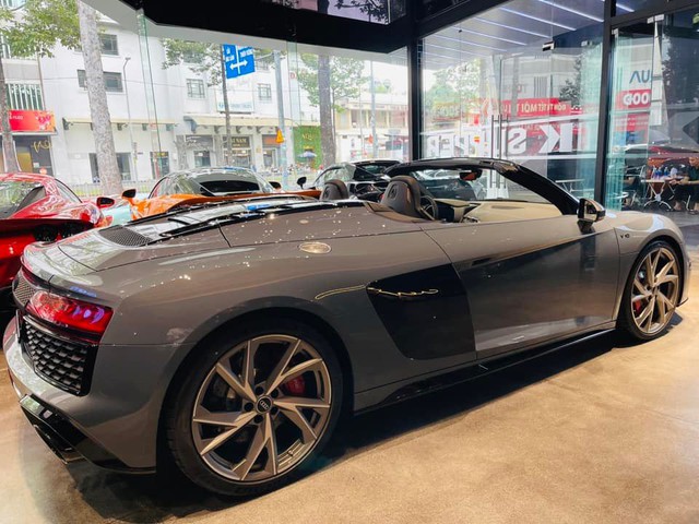 Audi R8 V10 Spyder RWD đầu tiên cập bến Việt Nam: Siêu xe mui trần cho đại gia thích hàng độc - Ảnh 3.