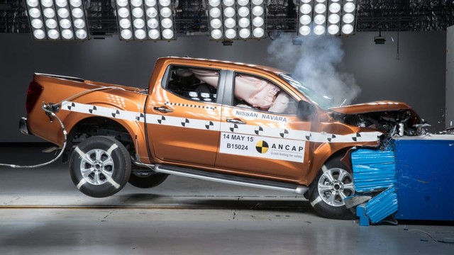 Nissan Navara in danger of being cut off a series of important car booking contracts because of outdated safety standards - Photo 1.