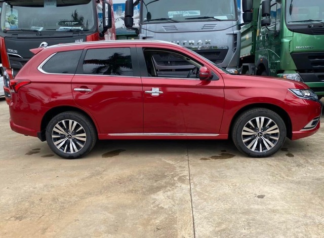 Lộ nhiều hình ảnh Mitsubishi Outlander 2022 sắp ra mắt Việt Nam: Màn hình là điểm gây tranh cãi - Ảnh 2.