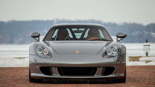 Cận cảnh Porsche Carrera GT chạy 18 năm được bán đấu giá - Ảnh 1.