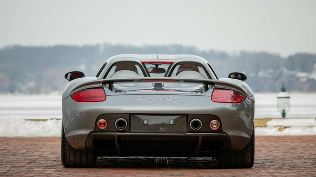 Cận cảnh Porsche Carrera GT chạy 18 năm được bán đấu giá - Ảnh 2.
