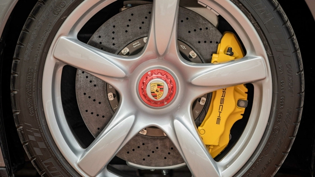 Cận cảnh Porsche Carrera GT chạy 18 năm được bán đấu giá - Ảnh 7.