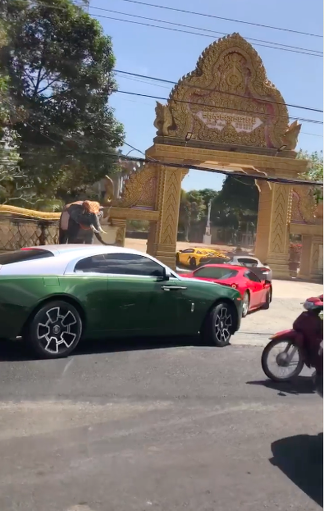 Dàn siêu xe khủng đi viếng chùa ở An Giang khiến cả mạng xã hội dậy sóng, đầu năm chơi lớn thế này thì ai làm lại? - Ảnh 1.