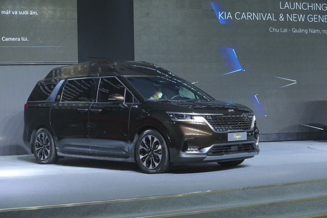 Kia Carnival Royal giá từ 2,38 tỷ đồng lần đầu lăn bánh trên phố: Đúng nghĩa dành cho ông chủ, nhiều khách Việt đang mong ngóng - Ảnh 3.