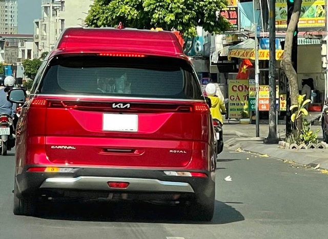 Kia Carnival Royal giá từ 2,38 tỷ đồng lần đầu lăn bánh trên phố: Đúng nghĩa dành cho ông chủ, nhiều khách Việt đang mong ngóng - Ảnh 1.