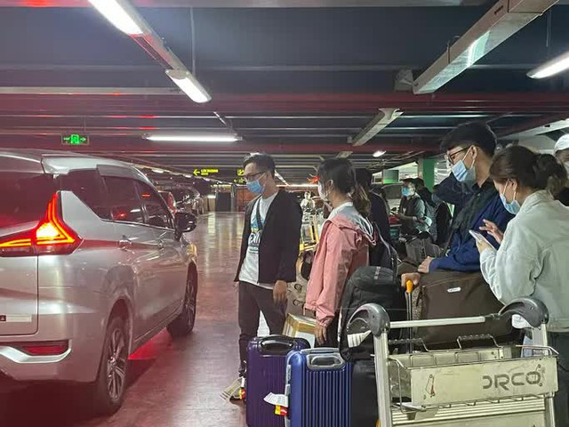  Vật vạ vì taxi ở sân bay Tân Sơn Nhất: Khách đông nên... trở tay không kịp!  - Ảnh 1.
